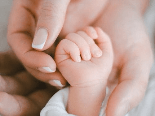 大手牽小手的寶寶紀錄照片